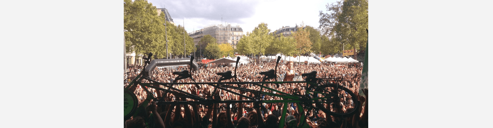 Tandem porté par la foule pour l'arrivée du tour Alternatiba