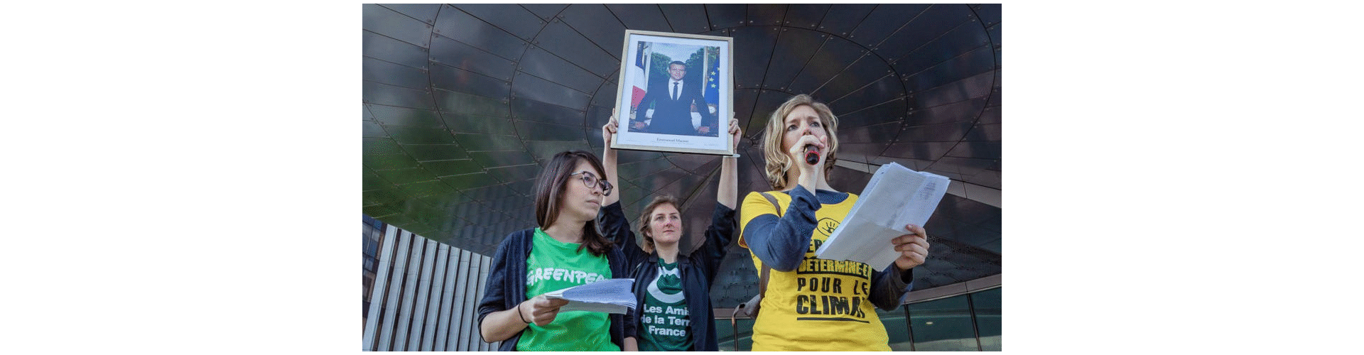 Sortie d’un portrait de Macron réquisitionné lors de l’action Bloquons la République des pollueurs le 19 avril 2019 – photo Julien Helaine