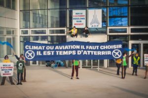 Action devant ADP en vue des marches sur les aéroports le 3 octobre : image à la une