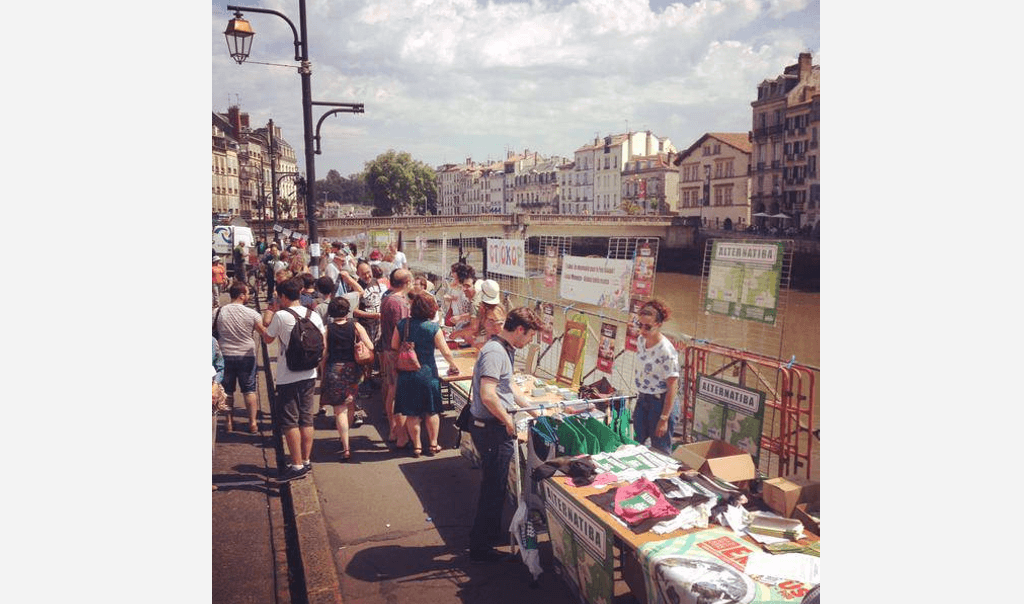 Stands Alternatiba lors du départ du tour Alternatiba