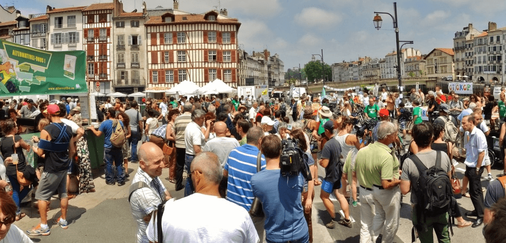 Foule qui s'assemble pour le départ du tour Alternatiba