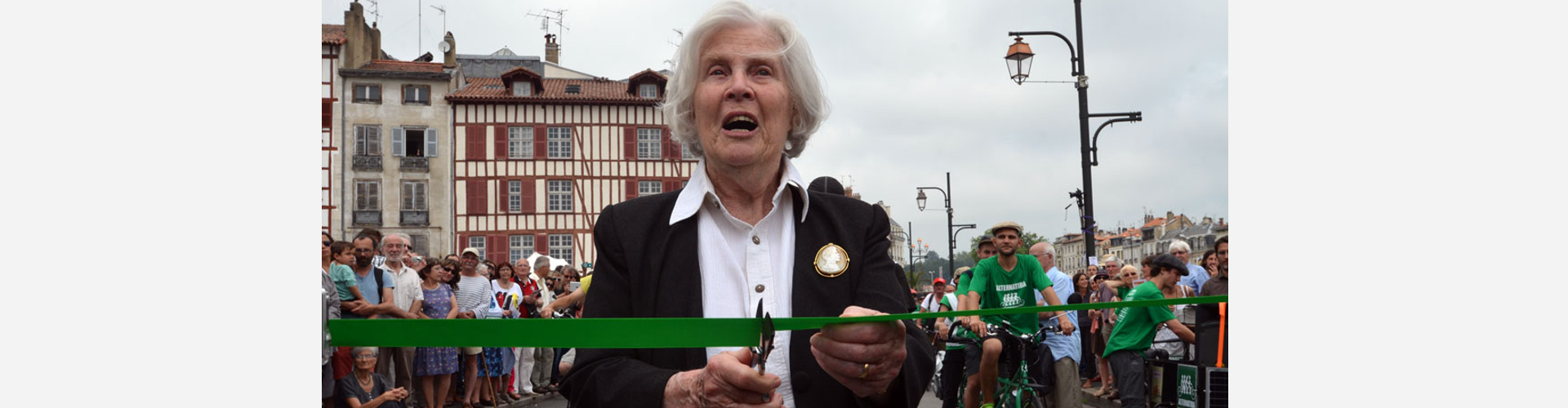 Christiane Hessel coupe le ruban officiel du départ du Tour Alternatiba