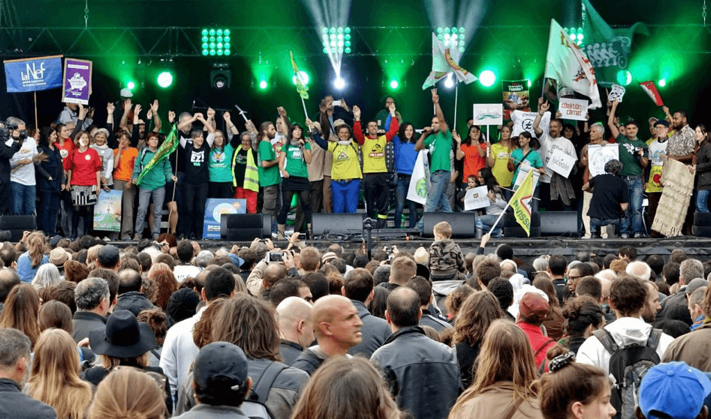 Vue de la foule devant la scène pour l'accueil du tour Alternatiba