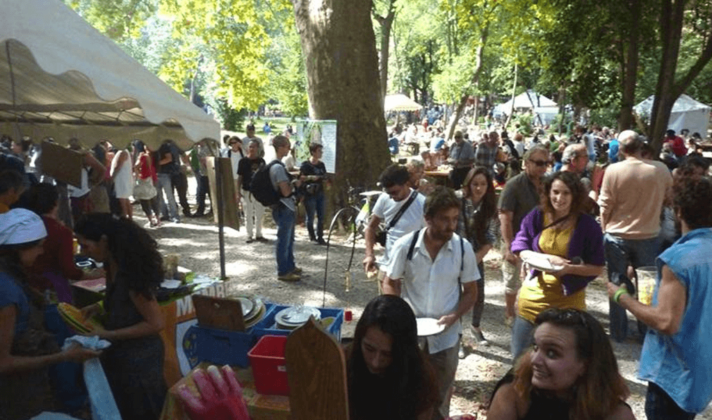 Foule et stands dans un village Alternatiba