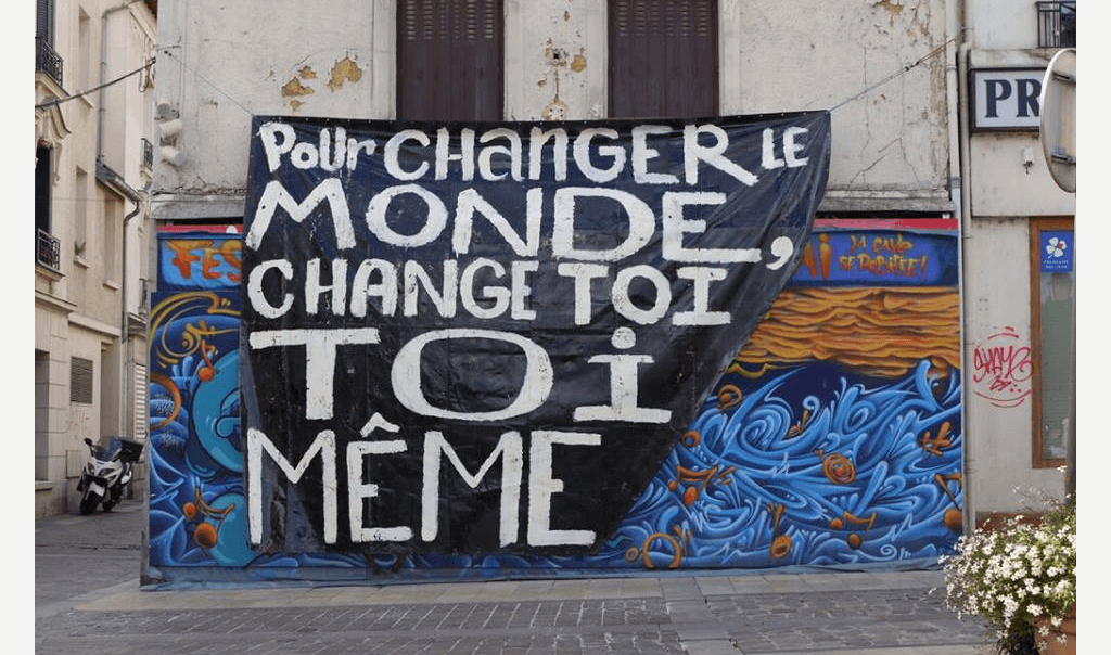 Banderole citant "Pour changer le monde, change toi toi même"