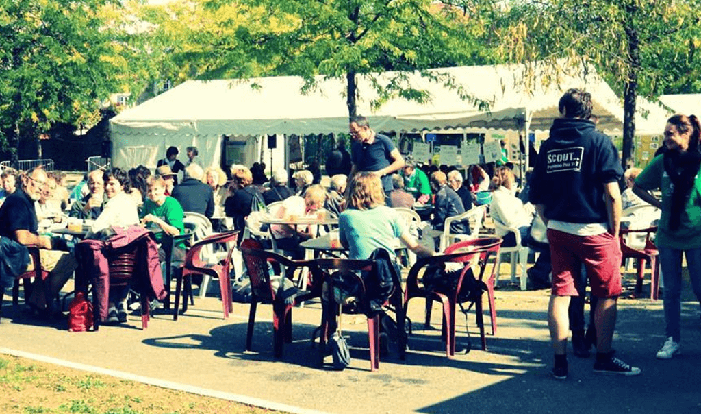 Repas en plein air dans un village des alternatives