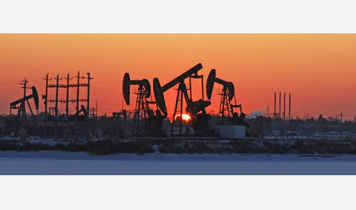 Machines d'extraction pétrolières et coucher de soleil