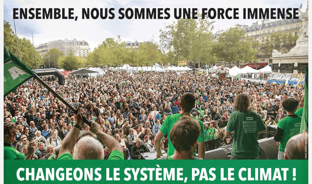 Affiche d'une foule de manifestants devant une scène avec écrit : "Ensemble, nous sommes une force immense. Changeons le système, pas le climat !"