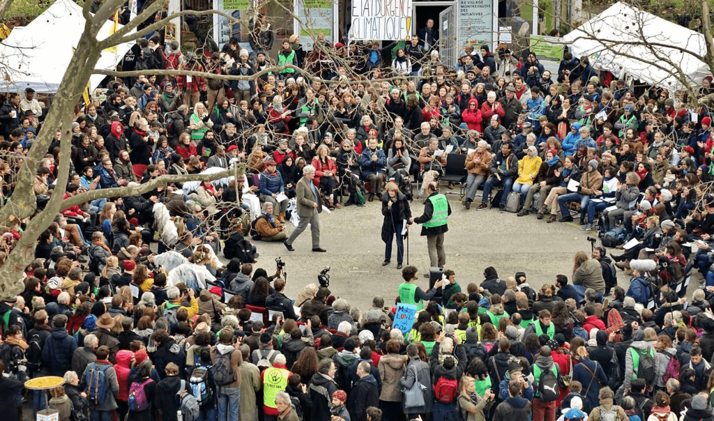 Réunion en extérieur, en cercle avec une intervenante au milieu