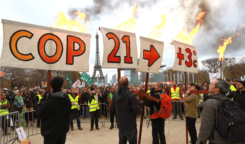 Panneaux "COP 21 +3 degrés" en feu