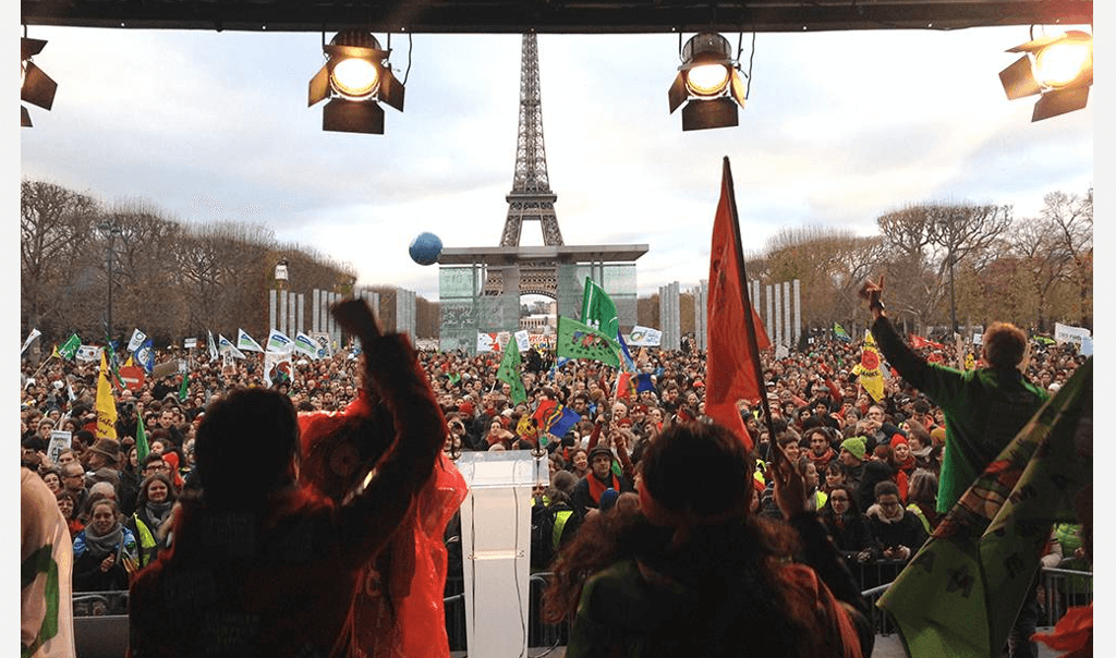 Foule devant la Tour Eiffel
