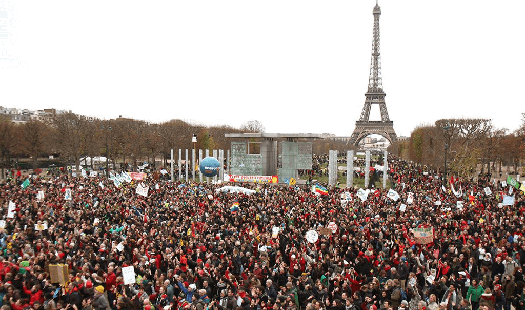 Foule devant la Tour Eiffel