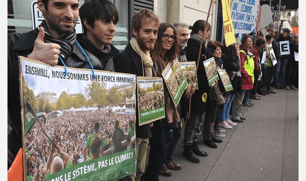 Chaîne humaine portant des affiches "Ensemble, nous sommes une force immense"