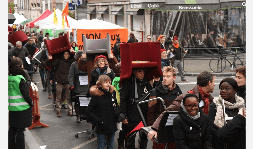 Personnes transportant des chaises réquisitionnées
