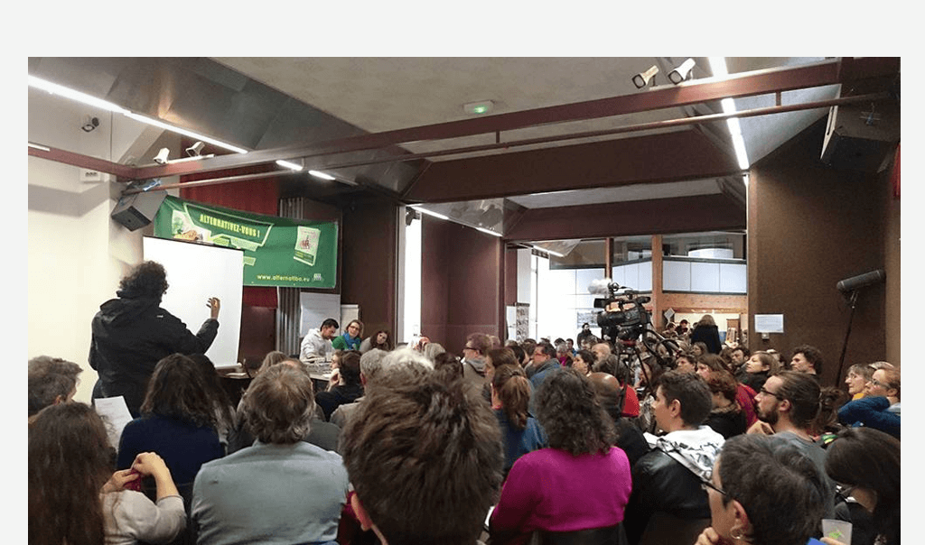 Salle pleine de personnes en réunion