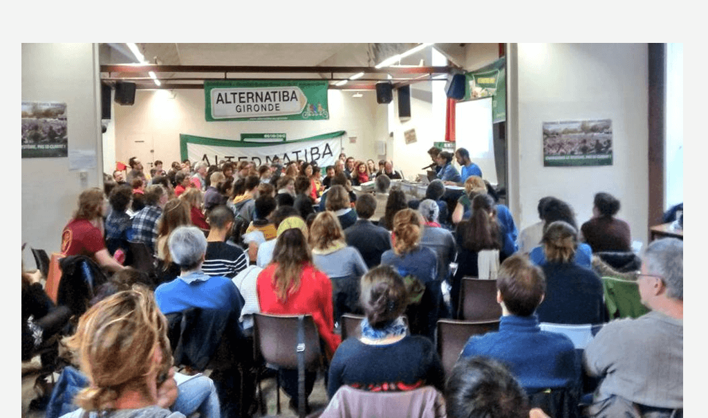 Salle pleine de personnes en réunion