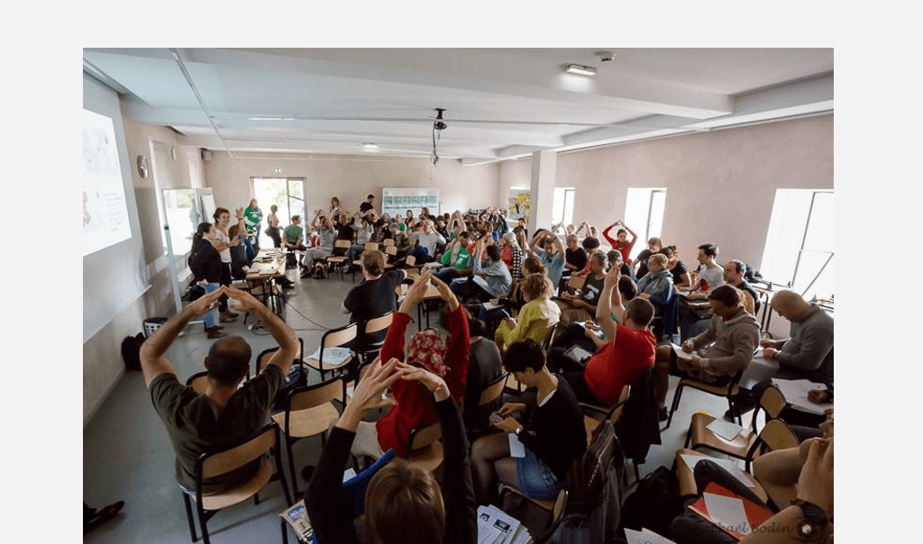 Membres d'Alternatiba dans une salle en réunion