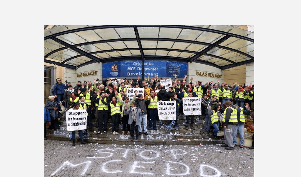Manifestation contre le sommet du pétrole offshore de Pau, les manifestants bloquent l'entrée