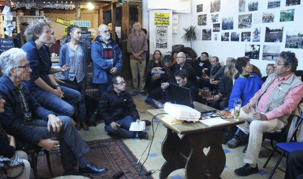 Personnes en réunion dans le bar Alternatiba