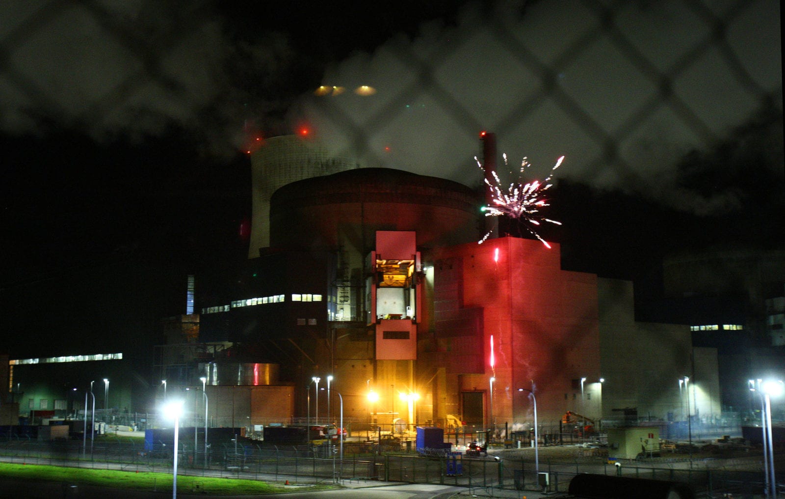 Greenpeace France activists enter the perimeter of the nuclear power plant in Cattenom, Moselle, and set off a fireworks display, close to the spent fuel storage pool. The activity is to expose the fragility and accessibility of these buildings and reveal the lack of protection of the most vulnerable parts of the nuclear installations. Ce matin, à 5h35, des militant-e-s de Greenpeace France se sont introduit-e-s à l’intérieur du périmètre de la centrale nucléaire de Cattenom, en Moselle, et y ont déclenché un feu d’artifice, à proximité de la piscine d’entreposage du combustible usé. Ils veulent ainsi dénoncer la fragilité et l’accessibilité de ces bâtiments pourtant chargés de radioactivité.