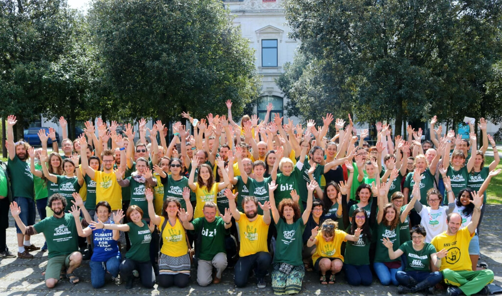 Des membres d'Alternatiba/ANV posant en levant les bras