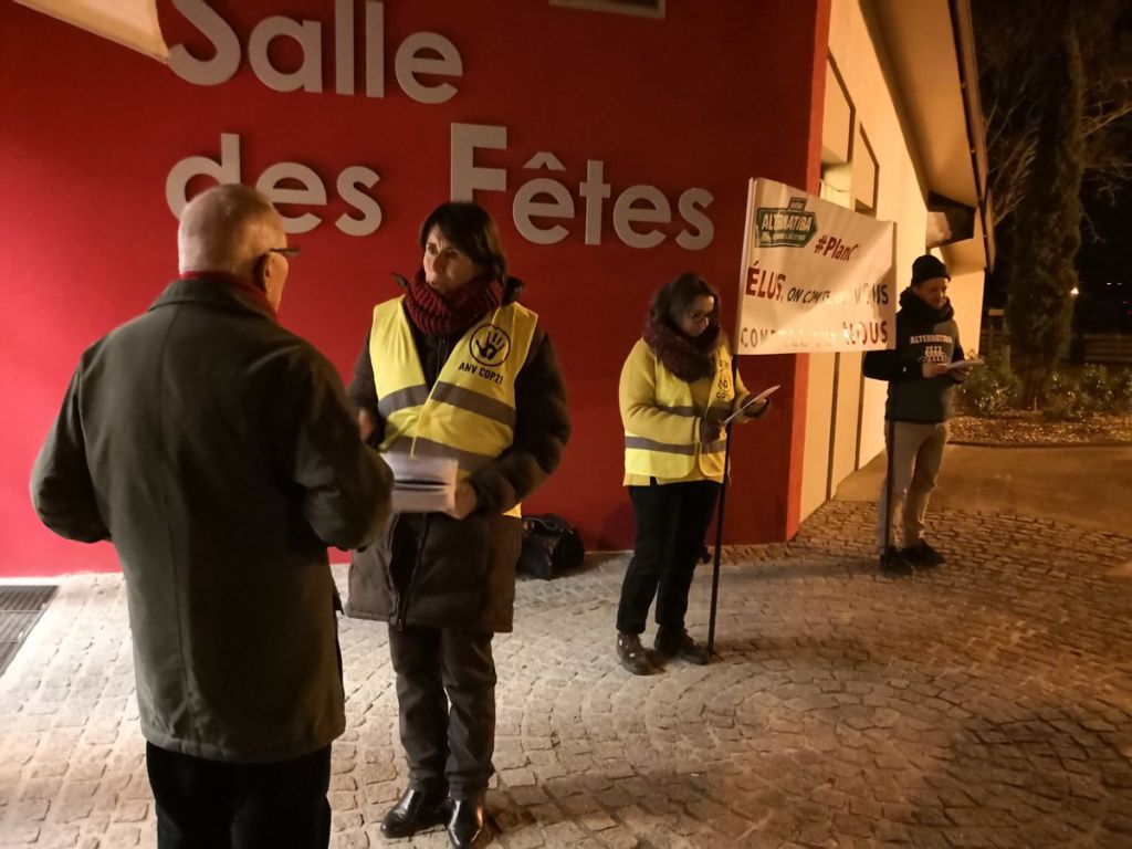 11 janvier 2019 - Distribution d'un "Appel pour un territoire résilient" lors des voeux du maire aux citoyen·ne·s