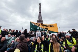 Blocage réussi avec les gilets jaunes à Paris pour dénoncer l&rsquo;inaction du gouvernement en matière de climat et d&rsquo;urgence sociale : image à la une