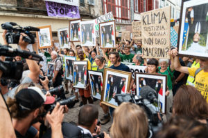 G7 : Les portraits de Macron marchent dans Bayonne malgré l’interdiction : image à la une