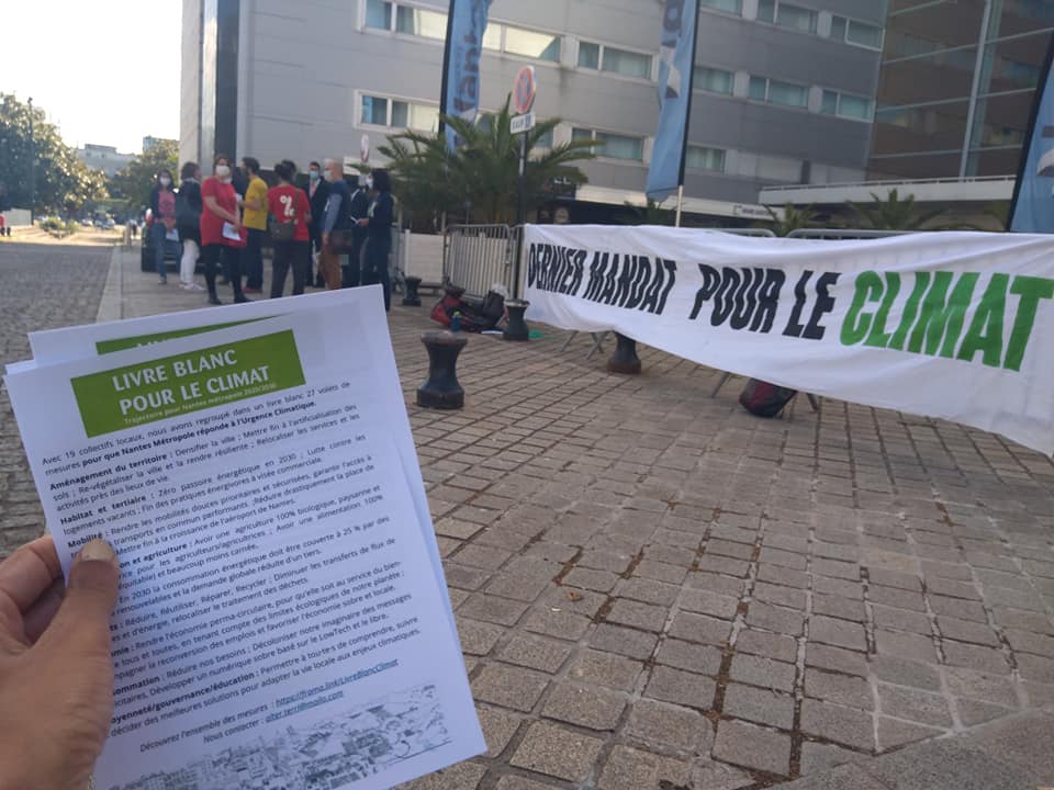 Alternatiba Nantes a organisé un comité d’accueil devant la Cité des Congrés avec une distribution de Livre Blanc à chaque élu·e participant·e.