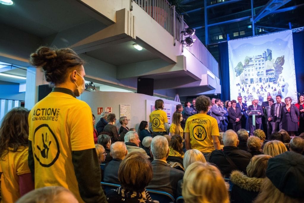 Ce jeudi 17 janvier, 32 militants ANV-COP21 ont investi de manière non-violente deux cérémonies des voeux afin de sensibiliser les citoyens et d’interpeller les élus. L’action s’est déroulée dans le calme et a permis d’ouvrir le dialogue et d’inviter aux prochaines mobilisations.
