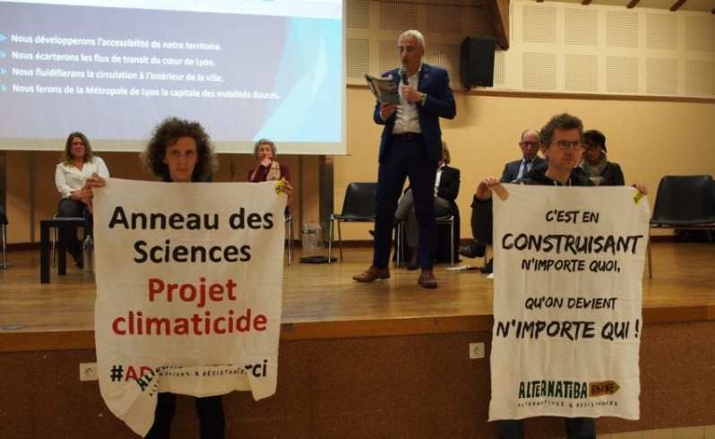 Ce lundi 17 février, 15 militant·e·s d’Alternatiba ANV Rhône et du collectif ADS Non Merci ont investi une réunion publique de la liste de Gérard Collomb dans la circonscription Lône et Coteaux. Cette action a eu lieu à Saint-Genis-Laval, commune directement impactée par l’implantation du projet autoroutier dépassé de l’Anneau des Sciences, une aberration écologique dont Gérard Collomb est aujourd’hui l’un des derniers défenseurs.