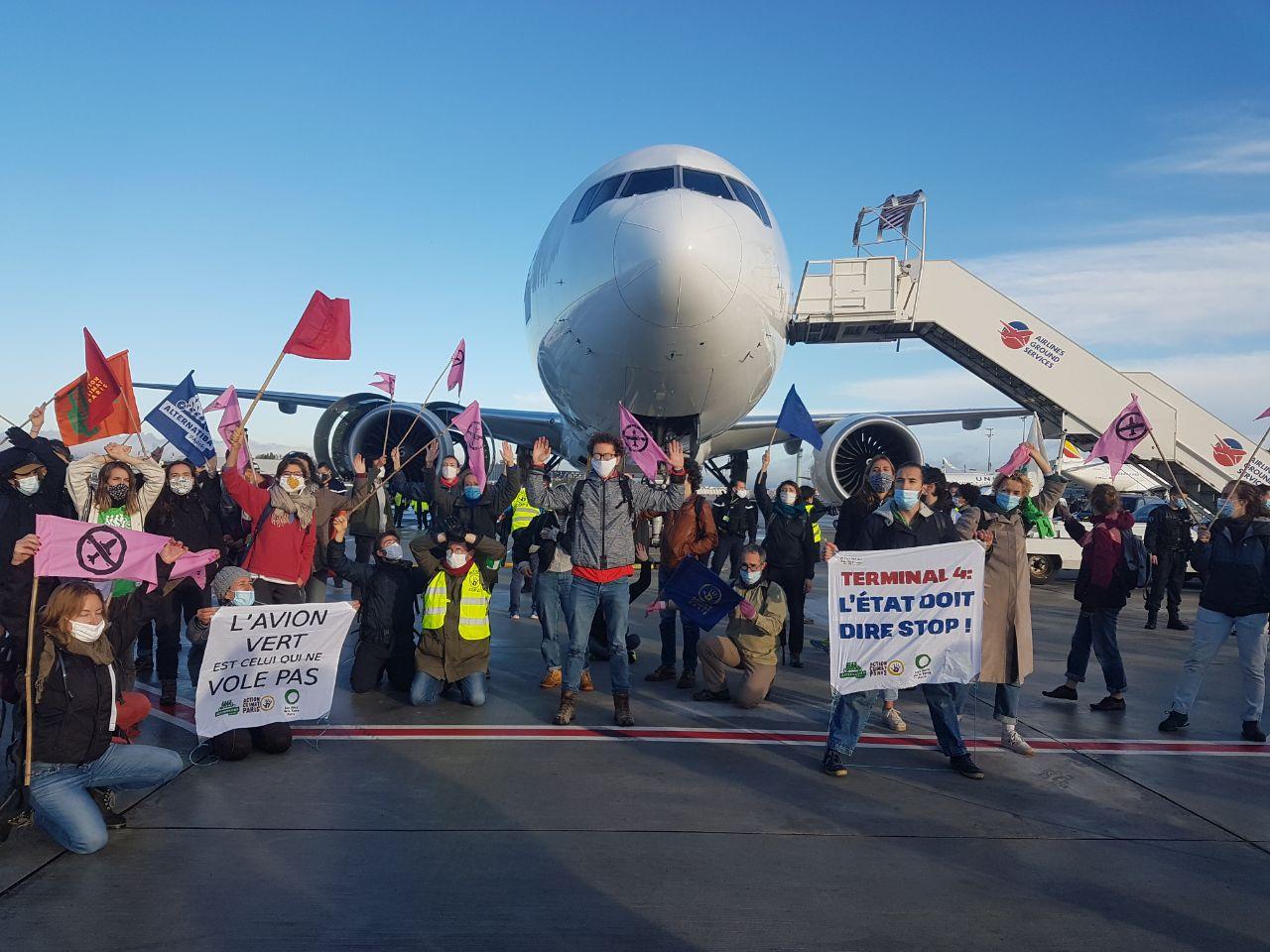 À Roissy, 87 activistes ont pénétré sur le tarmac et perturbé le décollage d'un avion