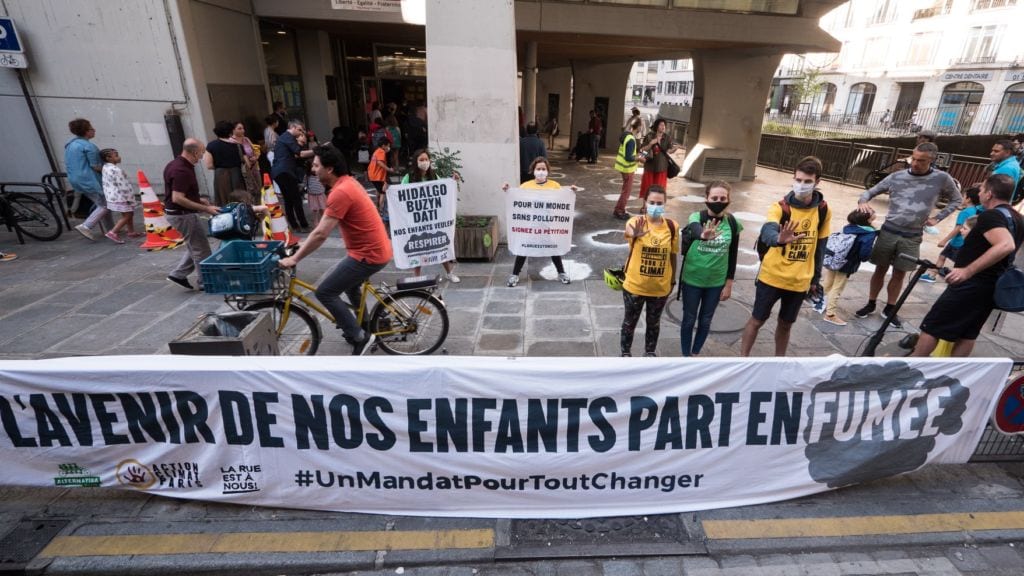 Les activistes et les parents d’élèves se sont mobilisés pour demander une baisse du trafic et une piétonnisation devant les écoles.