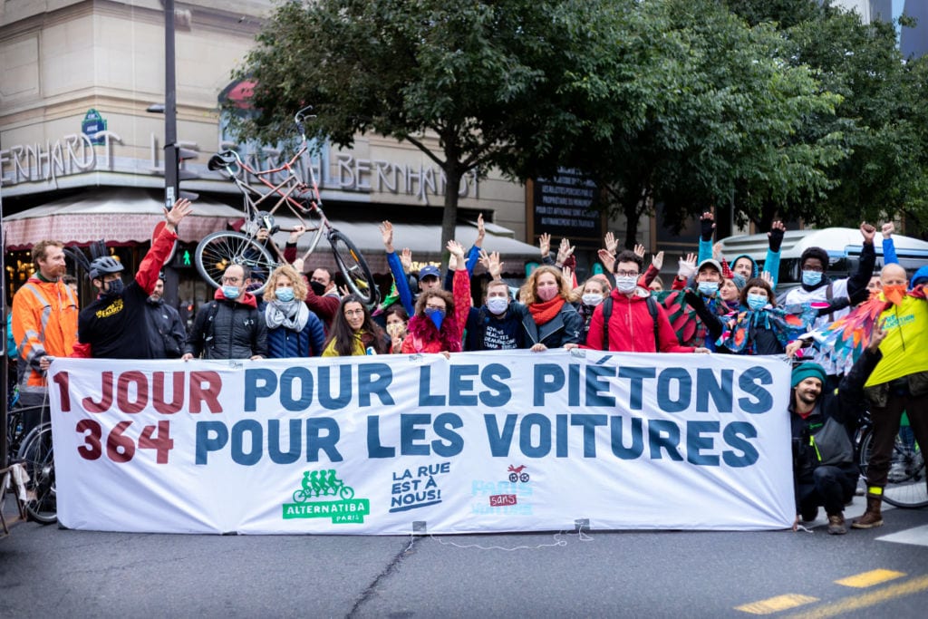 La Rue Est à Nous, Paris Sans Voiture et Street Art Rebellion se sont mobilisés dimanche pour la Journée sans voiture.
