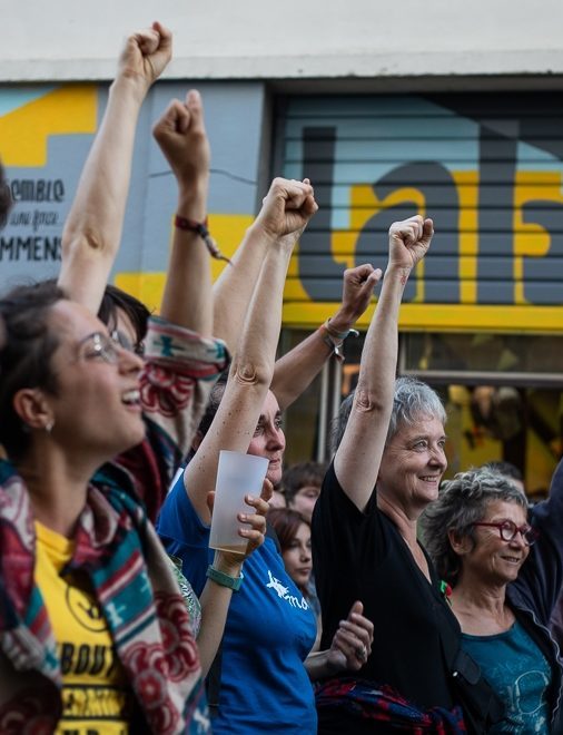 Miliantes climat lèvent la main, joyeuses et déterminées