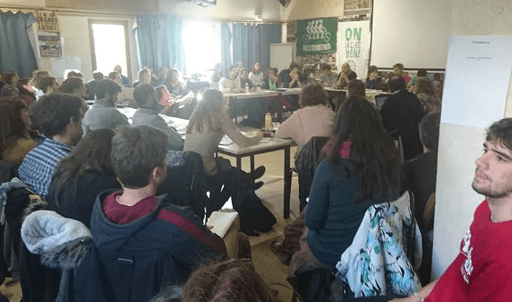 Une réunion (coordination européenne) dans une salle avec tables placées en carrés