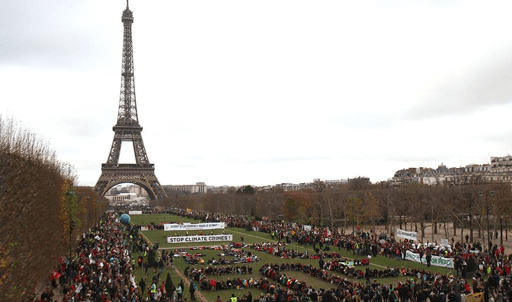 Foule devant la Tour Eiffel