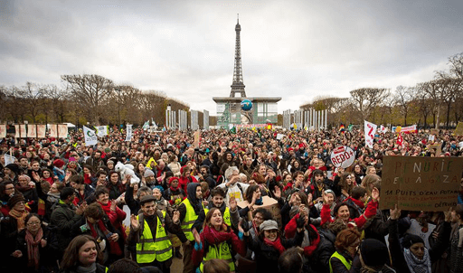 Foule devant la Tour Eiffel