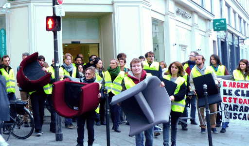 Personnes ayant réquisitionné des chaises dans une banque BNP Paribas