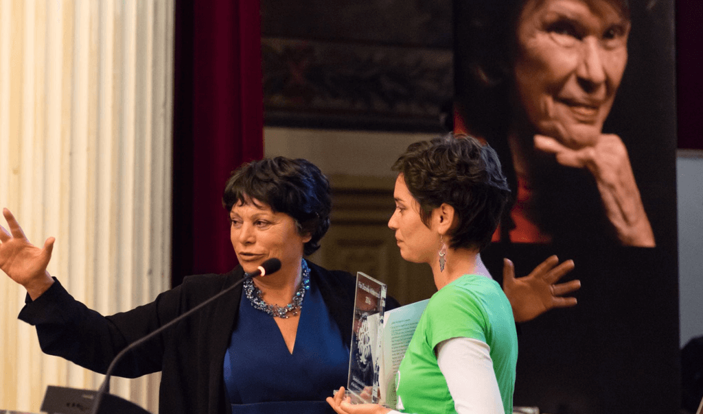 2 personnes devant un pupitre pour la remise de prix de la Fondation Danielle Mitterrand