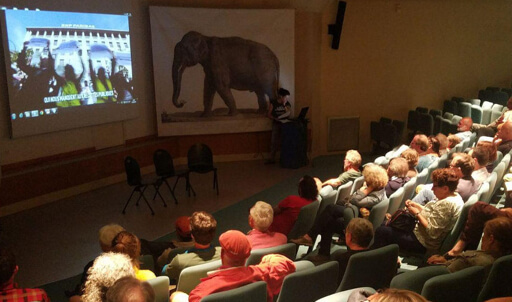 Salle pleine lors d'une conférence